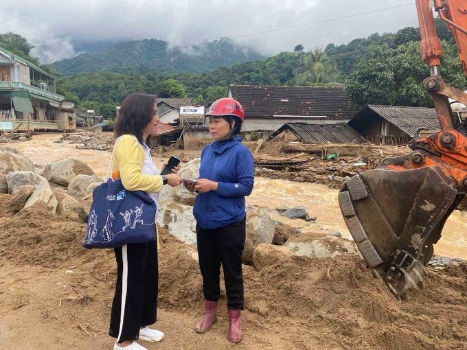 Đại diện Tập đoàn Masan thăm hỏi người dân huyện Kỳ Sơn, tỉnh Nghệ An. Ảnh: Masan