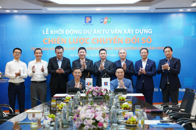 Lãnh đạo FPT và Petrolimex tại lễ khởi động dự án, hôm 18/10. Ảnh: FPT