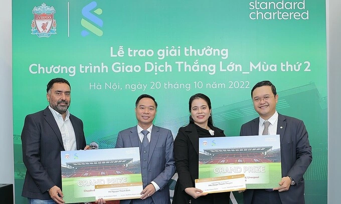 Hai khách hàng nhận giải đặc biệt là chuyến đi Anh của Standard Chartered Việt Nam. Ảnh: Standard Chartered Việt Nam