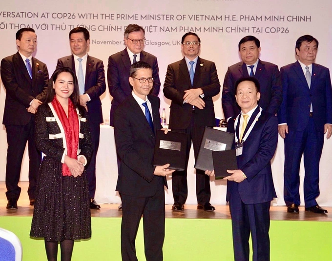 Standard Chartered và T&T Group trao biên bản ghi nhớ tài trợ vốn 6 tỷ USD cho các dự án xanh của T&T Group. Ảnh: Chí Hiếu