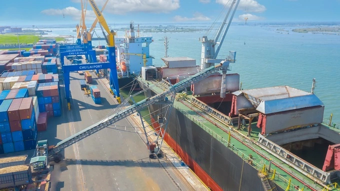 Cảng Chu Lai đầu tư các thiết bị xếp dỡ, cải tạo hệ thống băng chuyền, nâng cao công suất phục vụ khách hàng. Ảnh: Nguồn