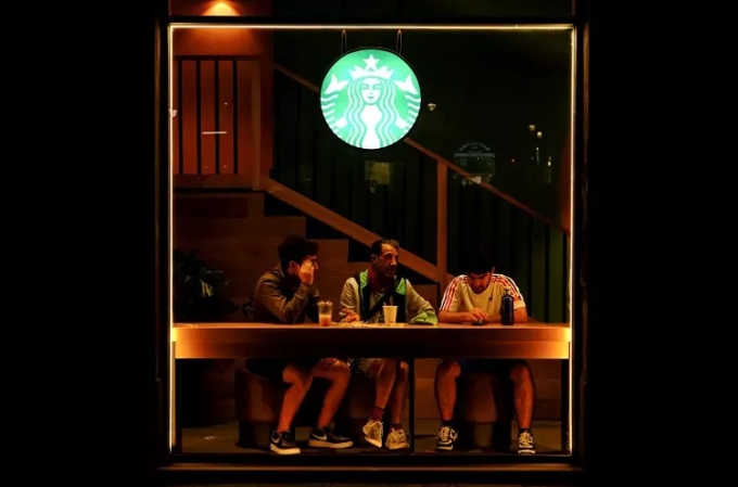 O cafenea în Barcelona înainte de stingerea luminii.Foto: Reuters