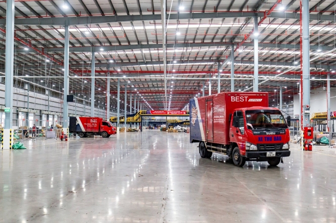 Xe vận tải của BEST Express vận chuyển hàng tại trung tâm phân loại Bắc Ninh. Ảnh: BEST Express