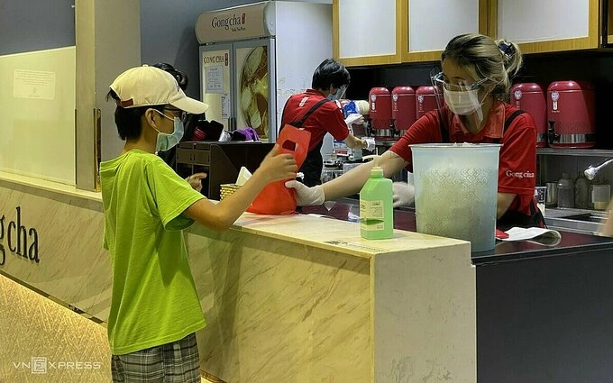 Khách hàng mua trà sữa tại cửa hàng Gong Cha Việt Nam - đơn vị nhập khẩu tới 90% nguyên liệu từ thị trường nước ngoài. Ảnh: Tất Đạt