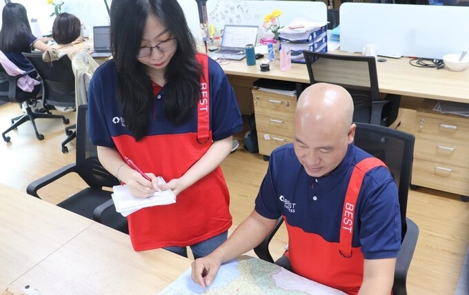 Ông Mai Hoài Nam thường cùng nhân viên thảo luận về các giải pháp tối ưu tuyến giao vận. Ảnh: BEST Express