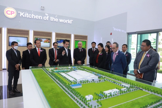Các đại biểu xem mô hình nhà máy CPV Food.