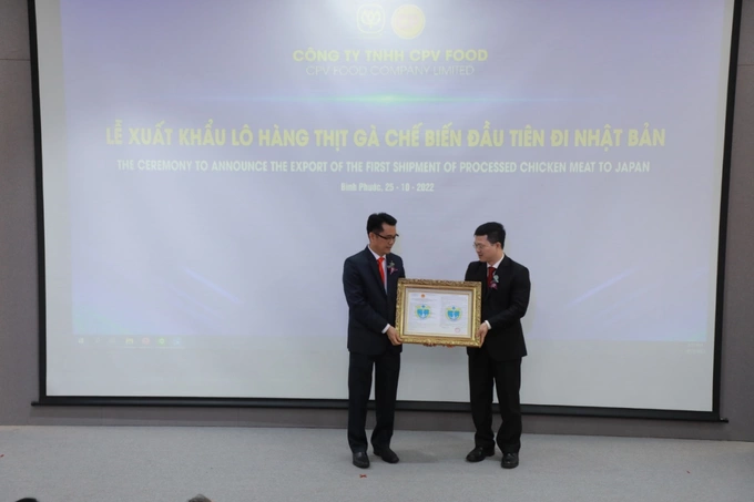 Ảnh: Đại diện CPV Food nhậnChứng nhận kiểm dịch từ đại diện Cục thú y