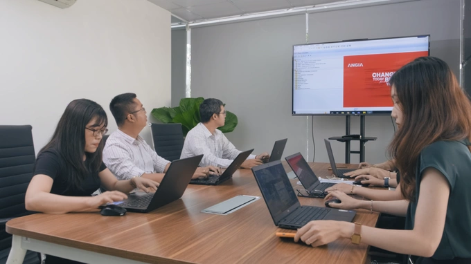 Đội ngũ chuyên gia của FPT IS nghiên cứu giải pháp chuyển đổi số cho ngành địa ốc. Ảnh: FPT