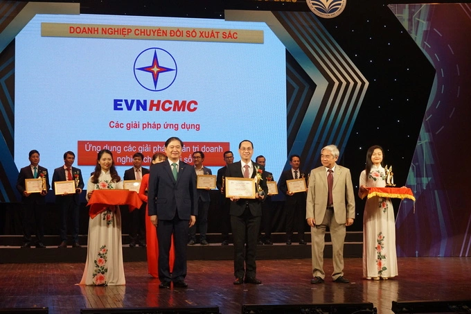 EVNHCMC nhận giải thưởng Doanh nghiệp chuyển đổi số xuất sắc 2020.