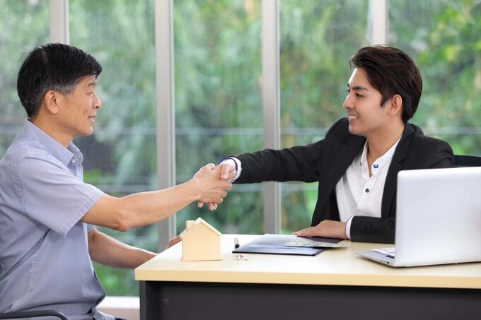 Gửi tiết kiệm giúp khách hàng xây dựng kế hoạch độc lập tài chính trong dài hạn khi bước vào tuổi trung niên. Ảnh: ACB