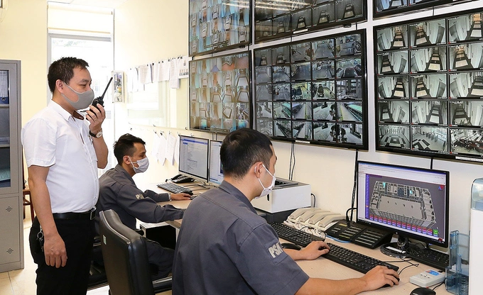 Kỹ thuật viên PSA điều hành dịch vụ quản lý tòa nhà qua hệ thống camera. Ảnh: PSA