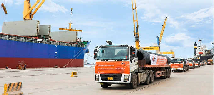 Thép VAS xuất sang các nước tại cảng quốc tế Nghi Sơn.