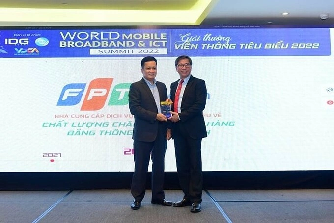 Đại diện FPT Telecom (trái) nhận giải thưởng Nhà cung cấp dịch vụ viễn thông băng rộng cố định tiêu biểu về chăm sóc khách hàng năm 2022. Ảnh: FTEL