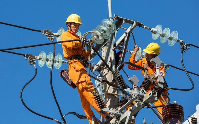 Cán bộ kỹ thuật EVN kiểm tra đường điện. Ảnh: EVN