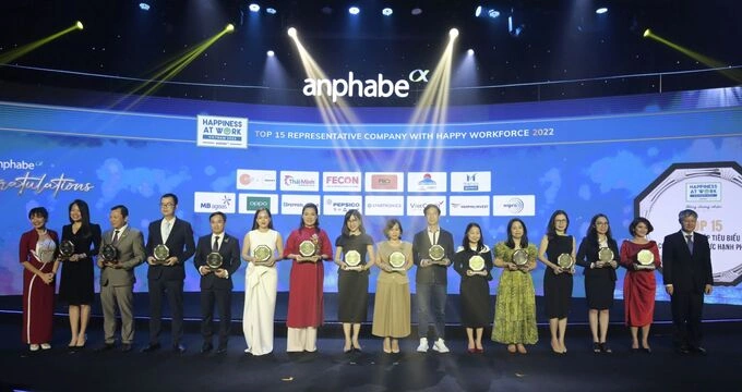 Đại diện các doanh nghiệp trong top 15 Doanh nghiệp tiêu biểu có nguồn nhân lực hạnh phúc 2022