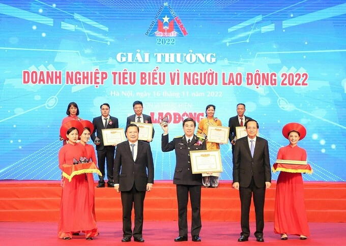 Đại tá Ngô Minh Thuấn, Tổng Giám đốc Tổng công ty Tân Cảng Sài Gòn nhận giải thưởng Doanh nghiệp tiêu biểu vì người lao động 2022. Ảnh: Công Hoan