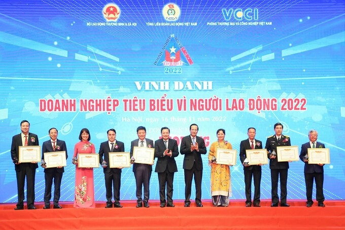 9 doanh nghiệp xuất sắc nhất được Bộ Lao động - Thương binh và Xã hội tặng bằng khen. Ảnh: Công Hoan