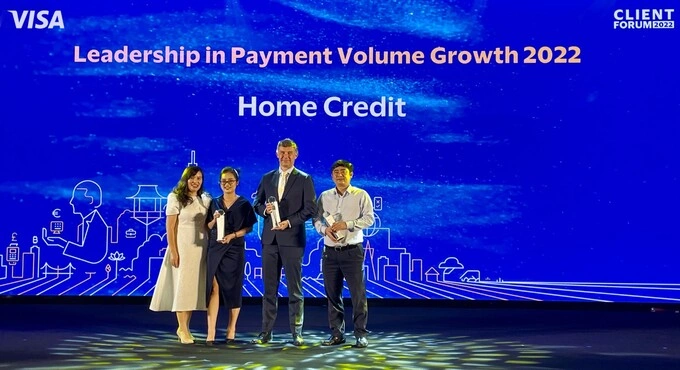 Ông Roman Knaus (thứ 2 từ phải qua), Trưởng phòng Quản lý Quan hệ khách hàng & Phát triển sản phẩm Home Credit Việt Nam nhận cúp giải thưởng từ đại diện Visa. Ảnh: Home Credit