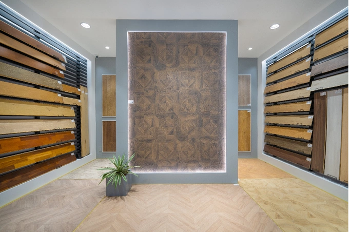 Các mẫu ván sàn gỗ được bày trí tại showroom. Ảnh: Vietceramics