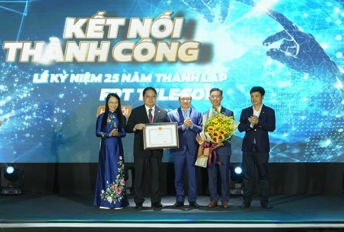 FPT Telecom nhận bằng khen của bộ TT&TT tại Lễ kỷ niệm 25 năm thành lập. Ảnh: FPT Telecom