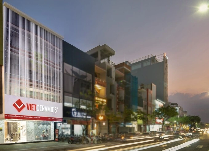 Mặt tiền showroom trên đường Nguyễn Văn Linh. Ảnh: Vietceramics