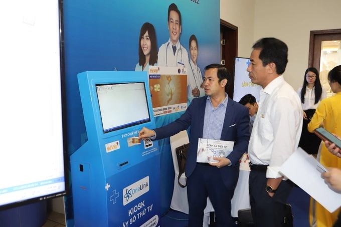 Khách hàng trải nghiệm đăng ký lấy số khám. Ảnh: VietSens