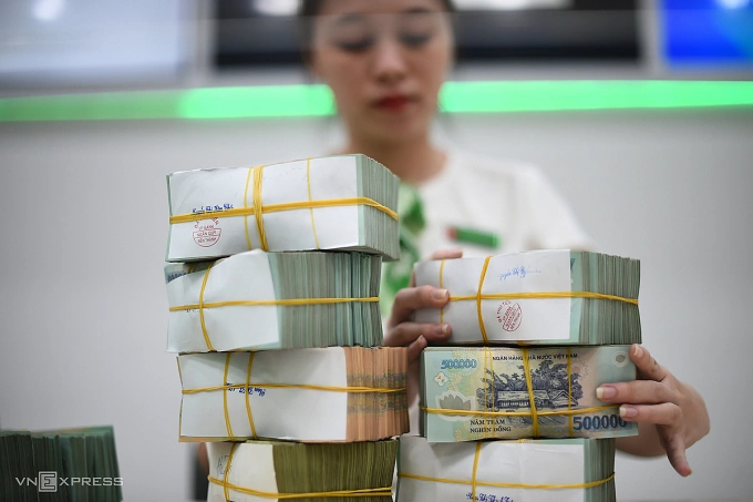 Giao dịch tại một ngân hàng thương mại. Ảnh: Thanh Tùng