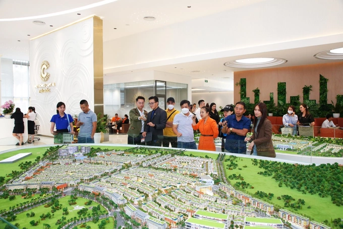 Khách hàng tham quan văn phòng bán hàng dự án Meyhomes Capital Phú Quốc. Ảnh: Tân Á Đại Thành