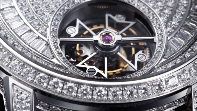 Đồng hồ ghi lại thời gian bằng nhịp đập của lồng quay tourbillon - trái tim bộ chuyển động 2160, có thể nhìn ngắm qua cửa sổ tại vị trí 6h. Cầu nối cần tới 11h tạo hình thủ công theo biểu tượng chữ thập Maltese - dấu ấn tách biệt với các tuyệt tác cơ khí của Vacheron Constantin và hơn 140 thương hiệu khác đang theo đuổi nghệ thuật tourbillon.