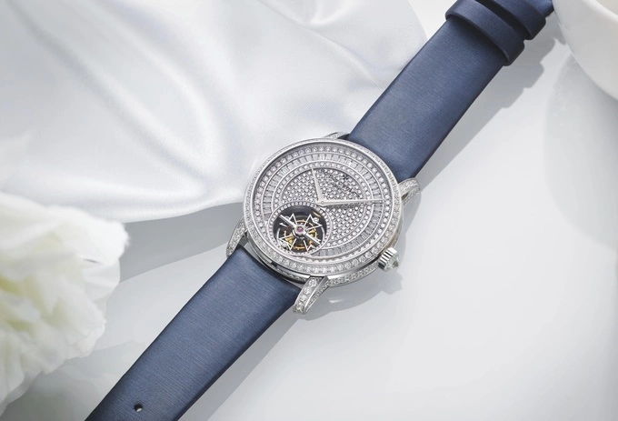 Tourbillon được xem là trái tim của ngành đồng hồ cao cấp, phản ánh thời gian chính xác trong hình hài cơ khí phức tạp. Đó cũng là hướng đi của Vacheron Constantin - thương hiệu có bề dày 266 năm từ Thuỵ Sĩ. Do đó, cơ chế này trở thành một phần di sản của hãng từ đầu thế kỷ 20.