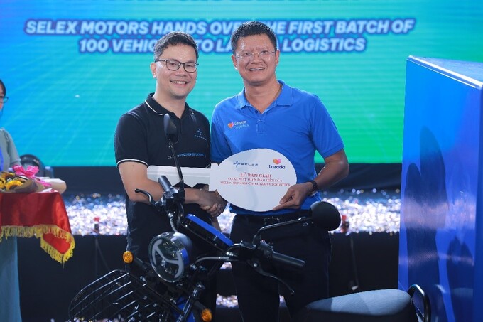 Ông Vũ Đức Thịnh - Giám đốc Lazada Logistics (áo xanh) nhận bàn giao lô xe máy điện đầu tiên từ Selex Motors.
