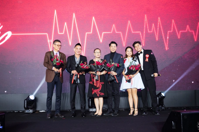 Ông Guo Zhi Feng cùng các nhà hảo tâm đấu giá thành công nhận hoa kỷ niệm từ chương trình.