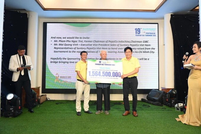 Đại diện Suntory PepsiCo trao số tiền gây quỹ được từ giải đấu Golf hữu nghị Suntory PepsiCo lần thứ 19 cho Hội Bảo trợ Bệnh nhân nghèo TP HCM. Ảnh: Suntory PepsiCo