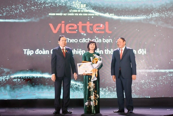 Đại diện Viettel nhận chứng nhận Doanh nghiệp đạt chuẩn văn hóa kinh doanh Việt Nam. Ảnh: Viettel