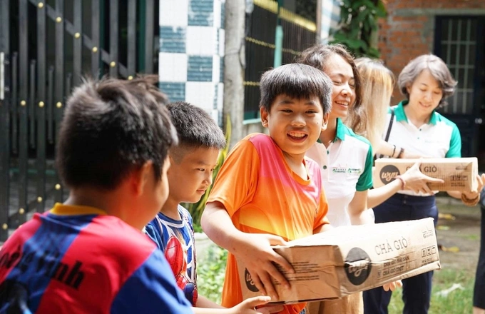 Các em nhỏ nhận những bữa ăn lành - ngon từ chương trình Bữa ăn trọn vẹn.