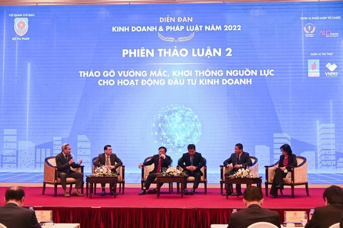 Các diễn giả tại Diễn đàn Kinh doanh và Pháp luật năm 2022.
