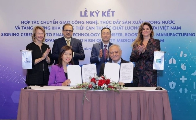 Đại diện Viatris và Medochemie ký kết hợp tác với sự chứng kiến của ông Vũ Tuấn Cường - Cục trưởng Cục Quản lý Dược (thứ hai từ phải sang) và bà Virginia Foote - Phó chủ tịch Hiệp hội Thương mại Mỹ tại Hà Nội (AmCham) (ngoài cùng bên trái).