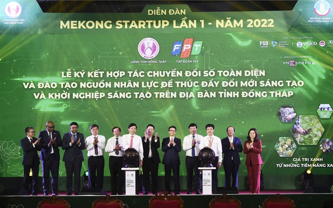 Ông Phạm Thiện Nghĩa - Chủ tịch UBND tỉnh Đồng Tháp và ông Nguyễn Văn Khoa - Tổng giám đốc Tập đoàn FPT tiến hành ký kết hợp tác. Ảnh: Thanh Tùng