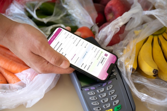 Bên cạnh các phương thức thanh toán hiện hữu như tiền mặt và thẻ, khách hàng có thể chọn MoMo để thanh toán tại Bách Hóa Xanh. Ảnh: MoMo