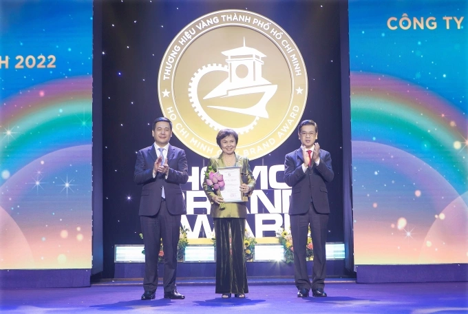 Bà Cao Thị Ngọc Dung - Chủ tịch HĐQT PNJ - nhận giải thưởng Thương hiệu vàng từ UBND TP HCM, tối 6/1.