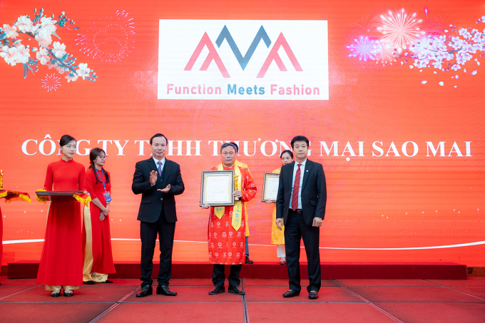 Đại diện Công ty TNHH Thương mại Sao Mai nhận chứng nhận Top 10 doanh nghiệp tiêu biểu. Ảnh: Yến Chi