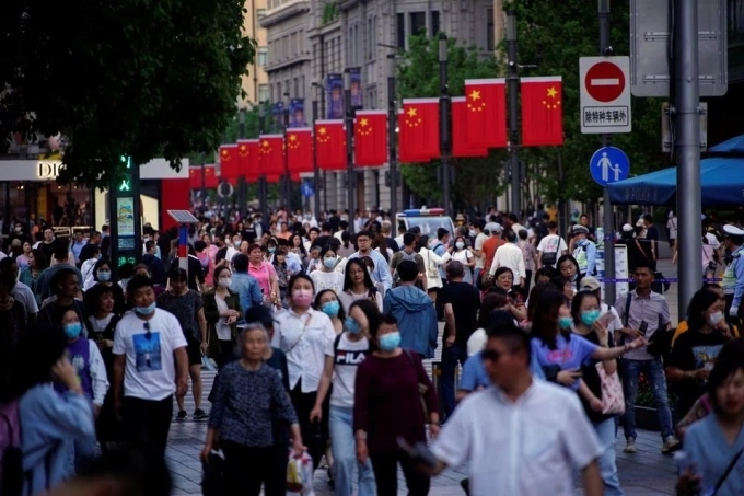 Người dân tại phố đi bộ ở Thượng Hải (Trung Quốc) tháng 5/2021. Ảnh: Reuters