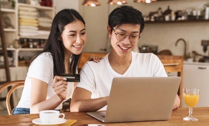 Việt Nam có tỷ lệ người tiêu dùng mua sắm trực tuyến lên tới 61%, theo VISA. Ảnh: VIB