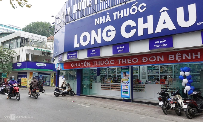 Nhà thuốc Long Châu tại một ví trí có hai mặt tiền ở Đội Cấn, Hà Nội, còn đói diện là cở sở của Pharmacity tháng 2/2023. Ảnh: Anh Tú