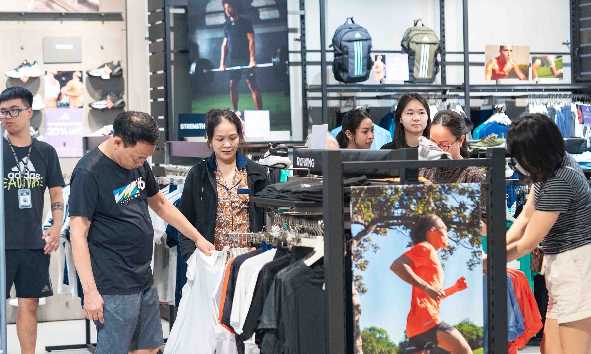 Người dân đến các trung tâm thương mại mua sắm dịp lễ