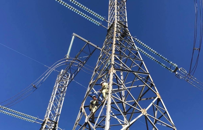 Công nhân bảo dưỡng trên đường dây 500 kV Bắc - Nam. Ảnh: Anh Minh