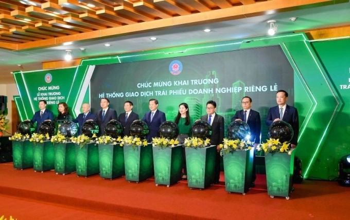 Phó thủ tướng Chính phủ Lê Minh Khái và các đại biểu khai trương hệ thống giao dịch trái phiếu doanh nghiệp riêng lẻ. Ảnh: Vietcombank