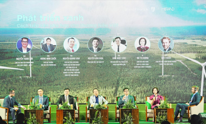 Đại diện Vinamilk (thứ 2 từ phải sang) chia sẻ tại tọa đàm về hành trình xanh hóa và trẻ hóa thương hiệu của Vinamilk - Ảnh: Mibrand
