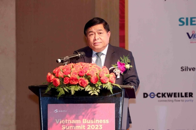 Bộ trưởng Kế hoạch và Đầu tư Nguyễn Chí Dũng chia sẻ tại hội nghị. Ảnh: