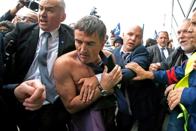 Ông Xavier Broseta bị xé rách áo trong cuộc đình công tháng 10/2015. Ảnh: Reuters